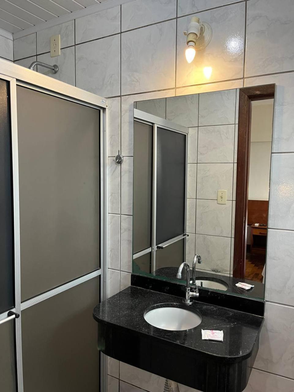 Acomodare Hotel- Sob Nova Direcao Tubarão Esterno foto